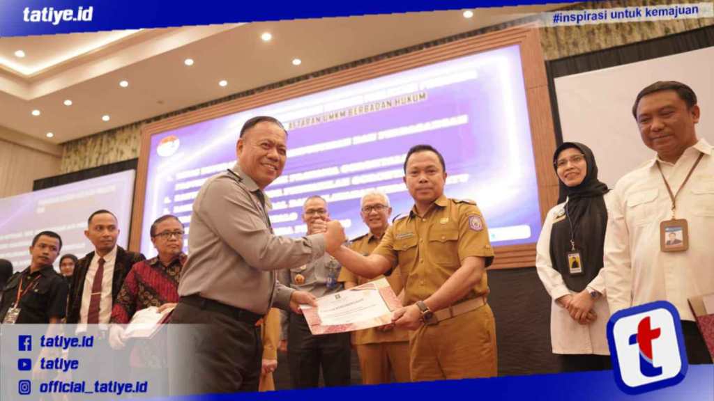 Kadis Pmptsp Danial Ibrahim Terima Penghargaan Fasilitator Pendukung Pendaftaran UMKM Berbadan Hukum